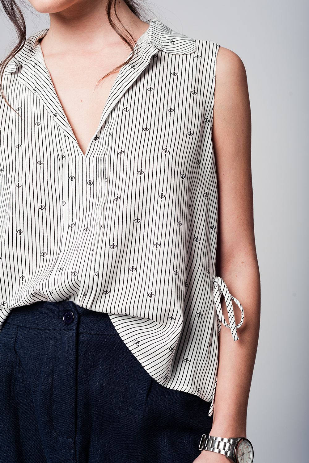 Blusa negra y diseño marinero Q2