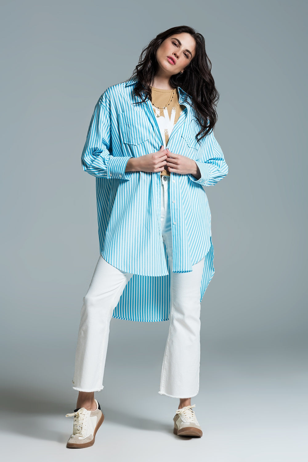 Blusa oversize azul claro con rayas blancas Q2