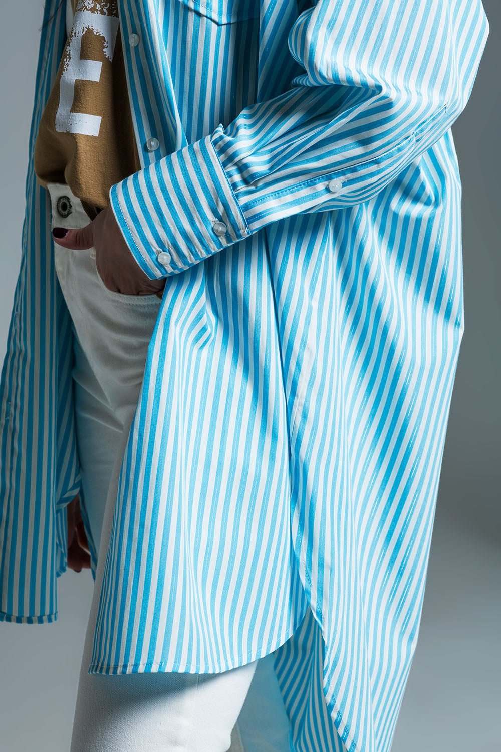 Blusa oversize azul claro con rayas blancas Q2