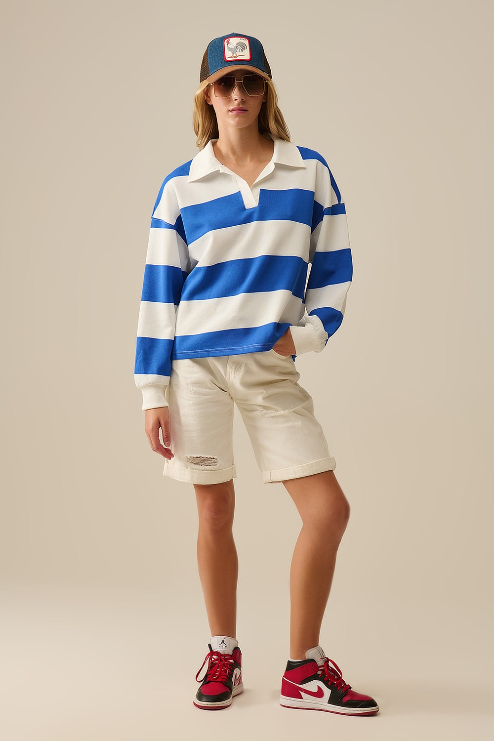 Blusa polo blanca de rayas relajadas con rayas azules Q2