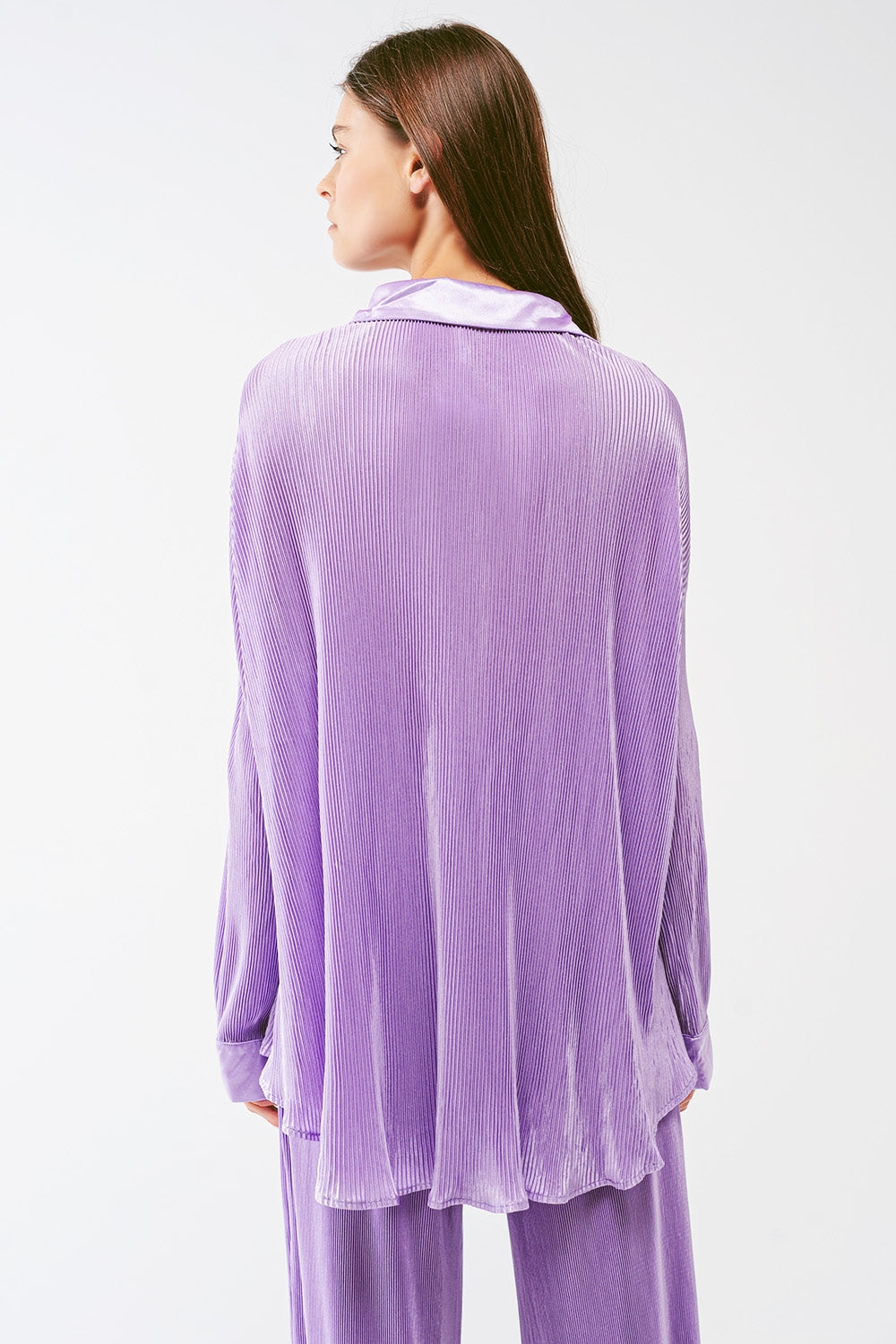 Blusa relajada plisada de satén en lila Q2