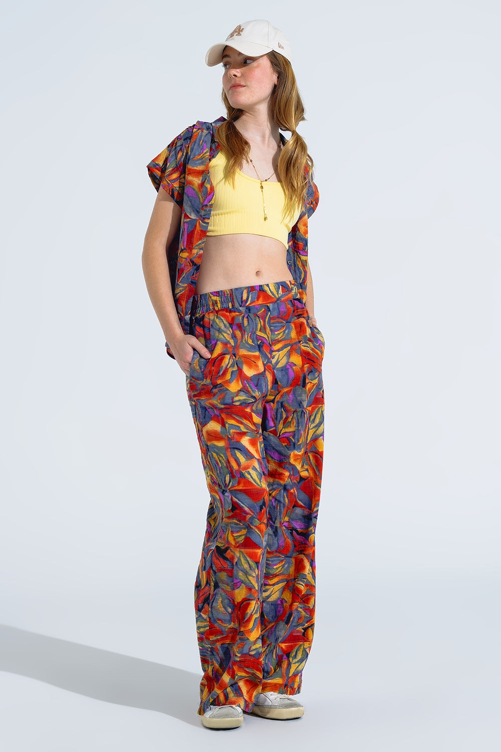 Blusa roja abotonada con estampado de flores multicolor Q2