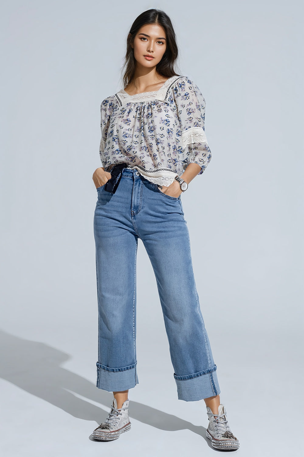 blusa romántica con flores y detalle de encaje Q2