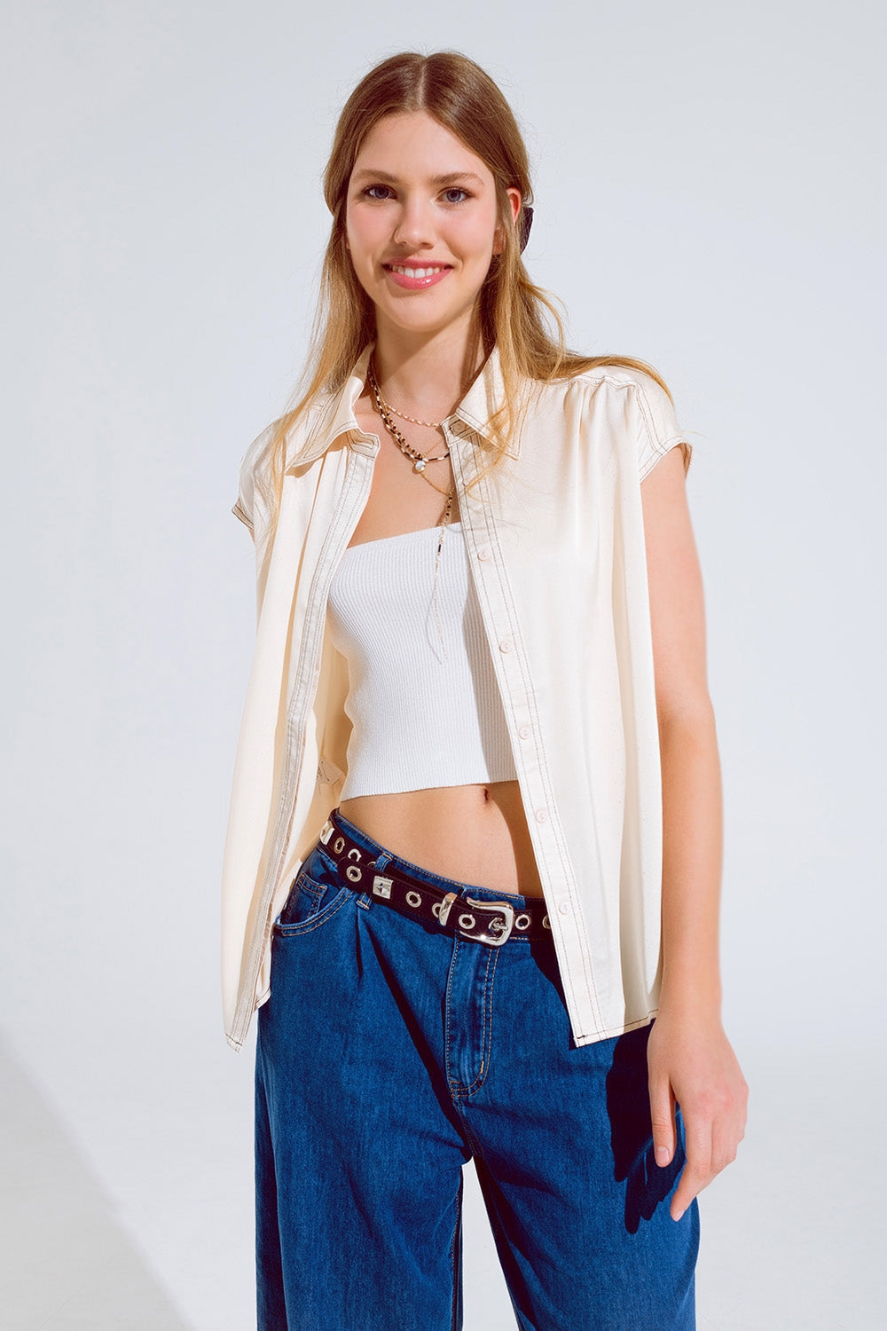 Blusa sin mangas con cuello pollo en beige Q2