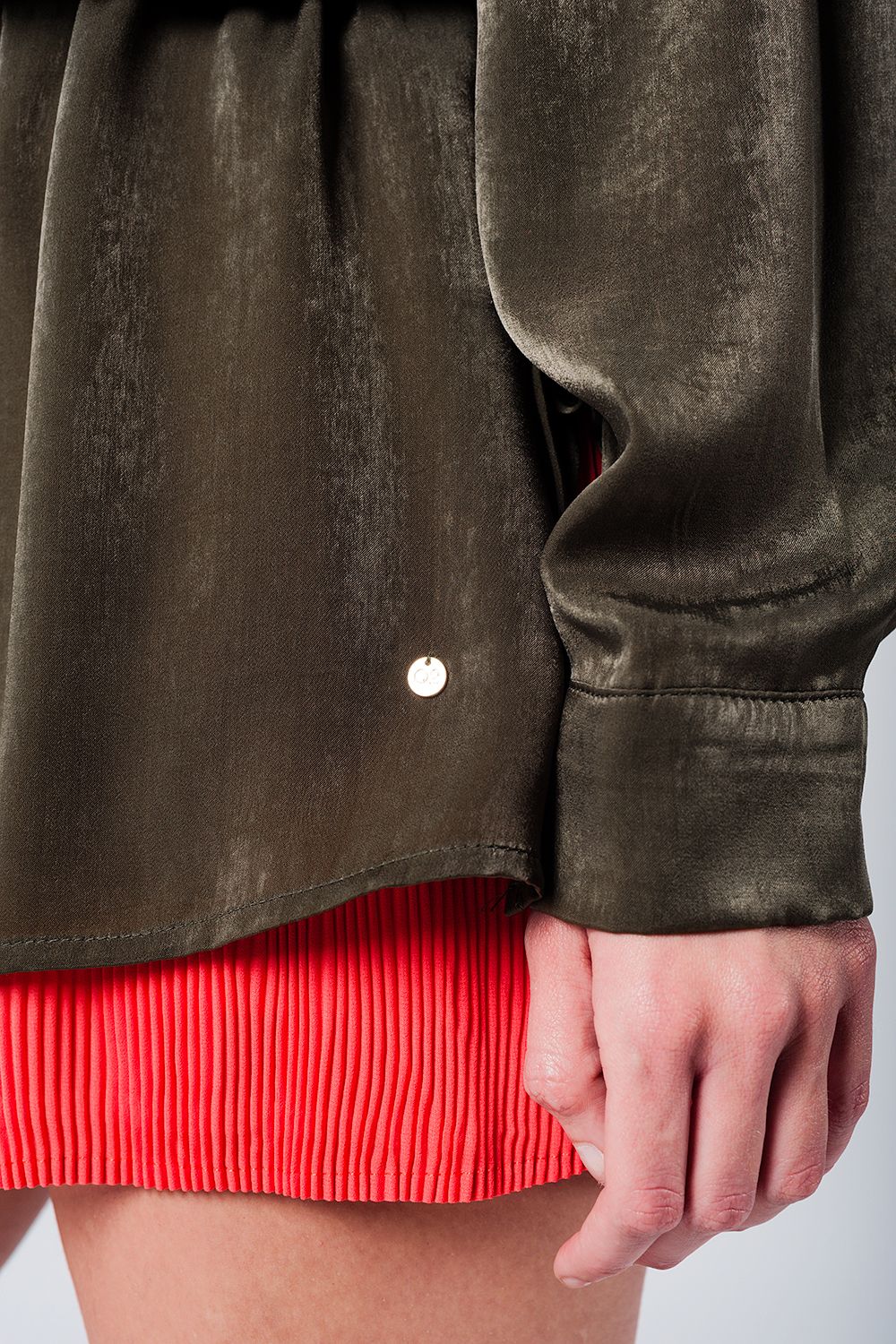 Blusa suave kaki con volante Q2