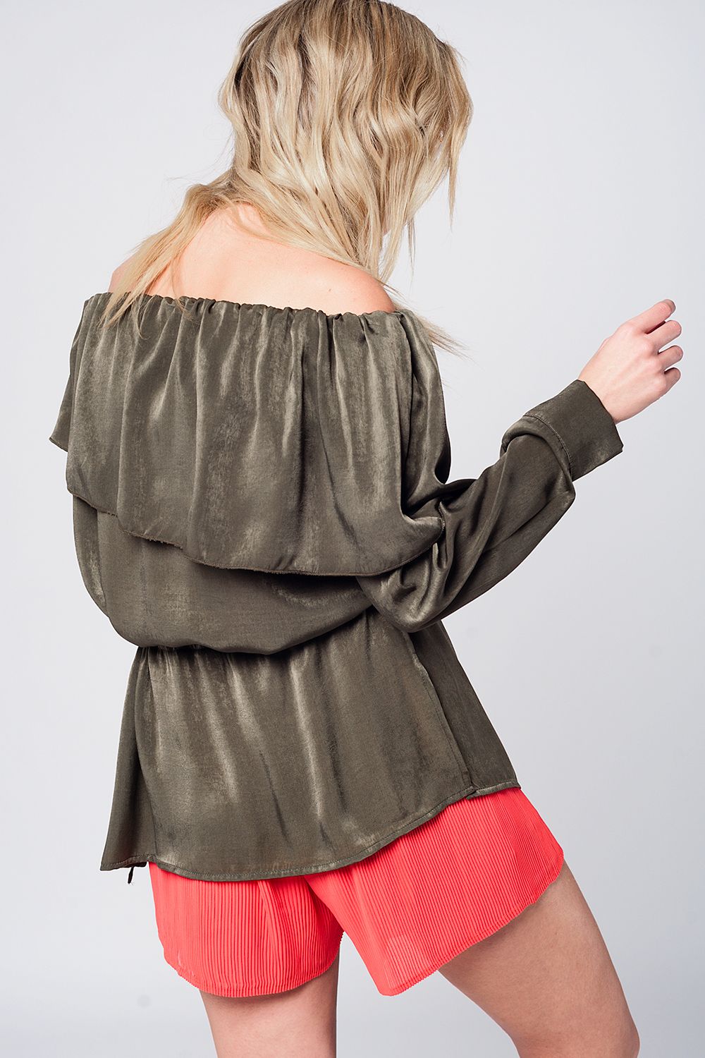 Blusa suave kaki con volante Q2