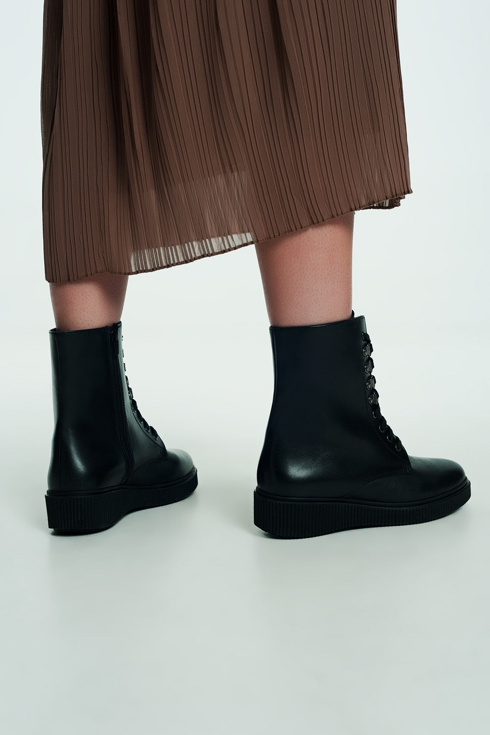 Botas negras con cordones Q2