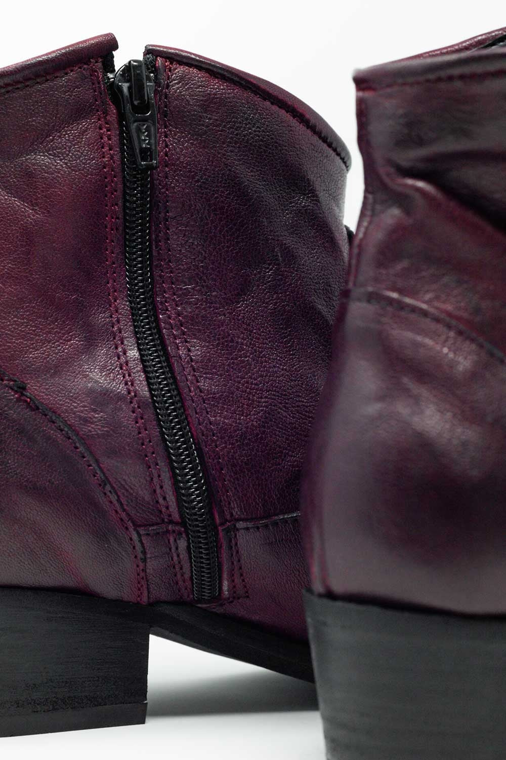 Botines de cuero estilo western color granate Q2