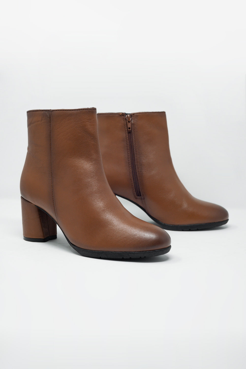 Botines de tacón medio en cuero marron Q2