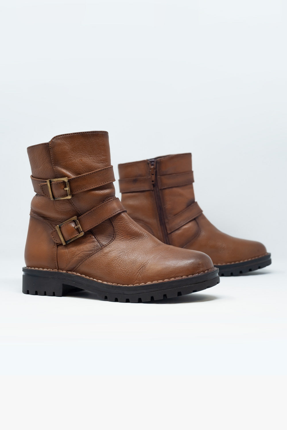 Botines marrones con detalle de hebillas Q2