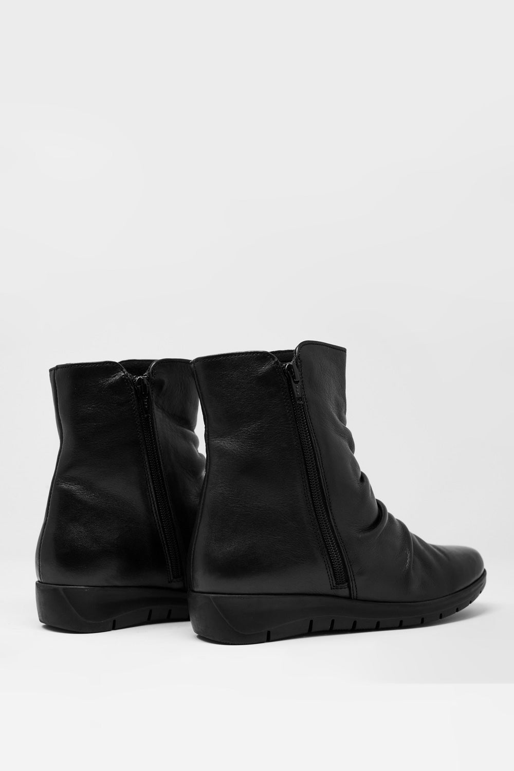 Botines planos de cuero Q2
