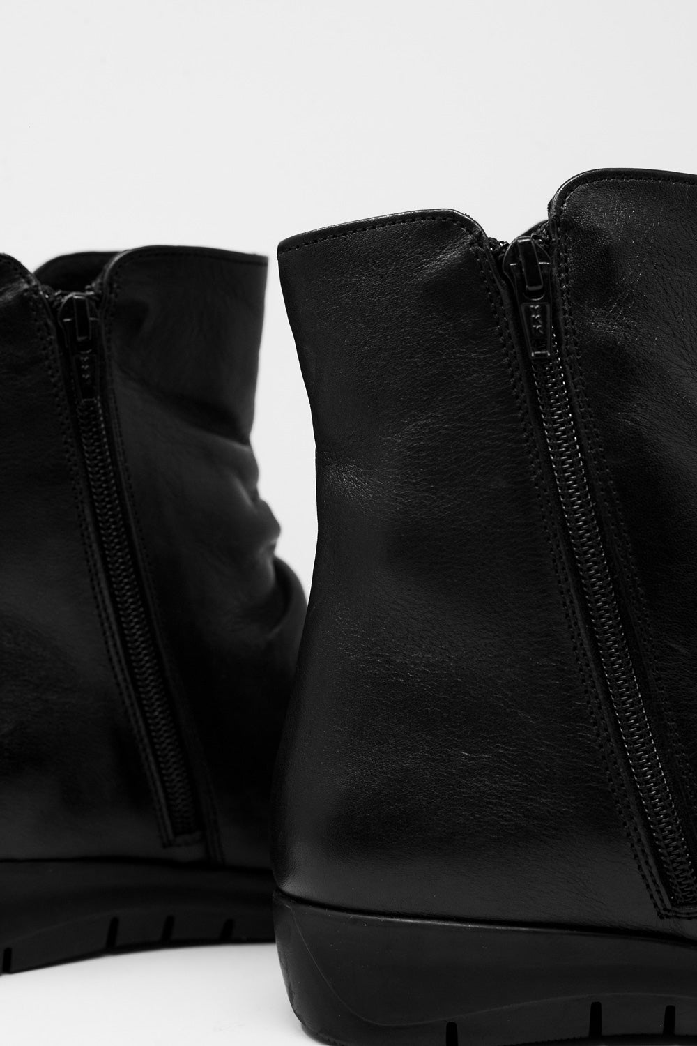 Botines planos de cuero Q2