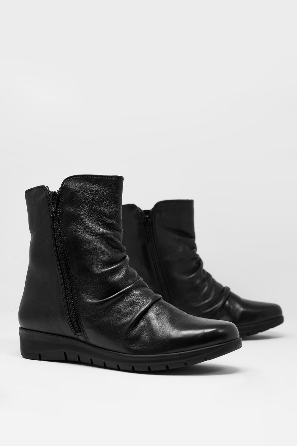 Botines planos de cuero Q2