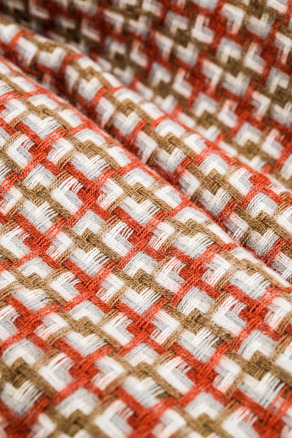 Bufanda rojo intenso supersuave estampado geometrico Q2