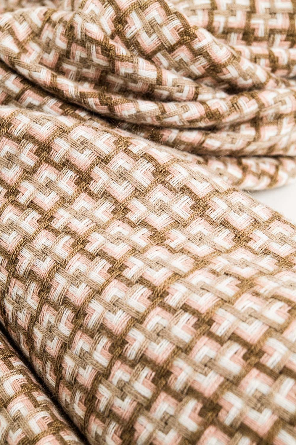Bufanda rosa pastel supersuave estampado geometrico Q2