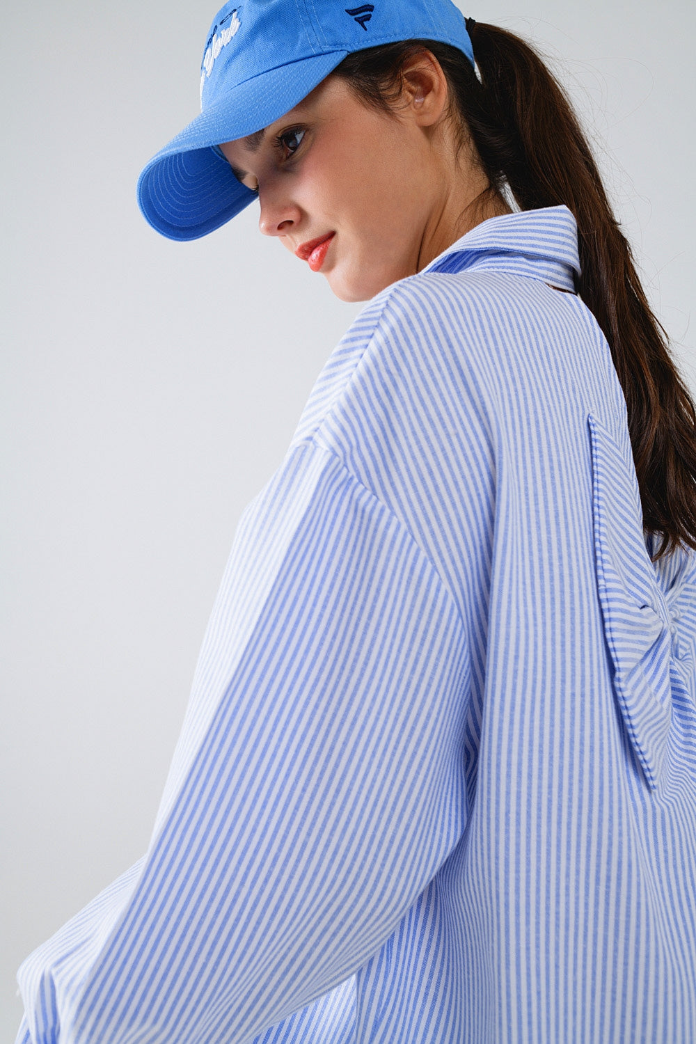 Camisa a rayas oversize de popelina con detalle de lazo en azul y blanco Q2