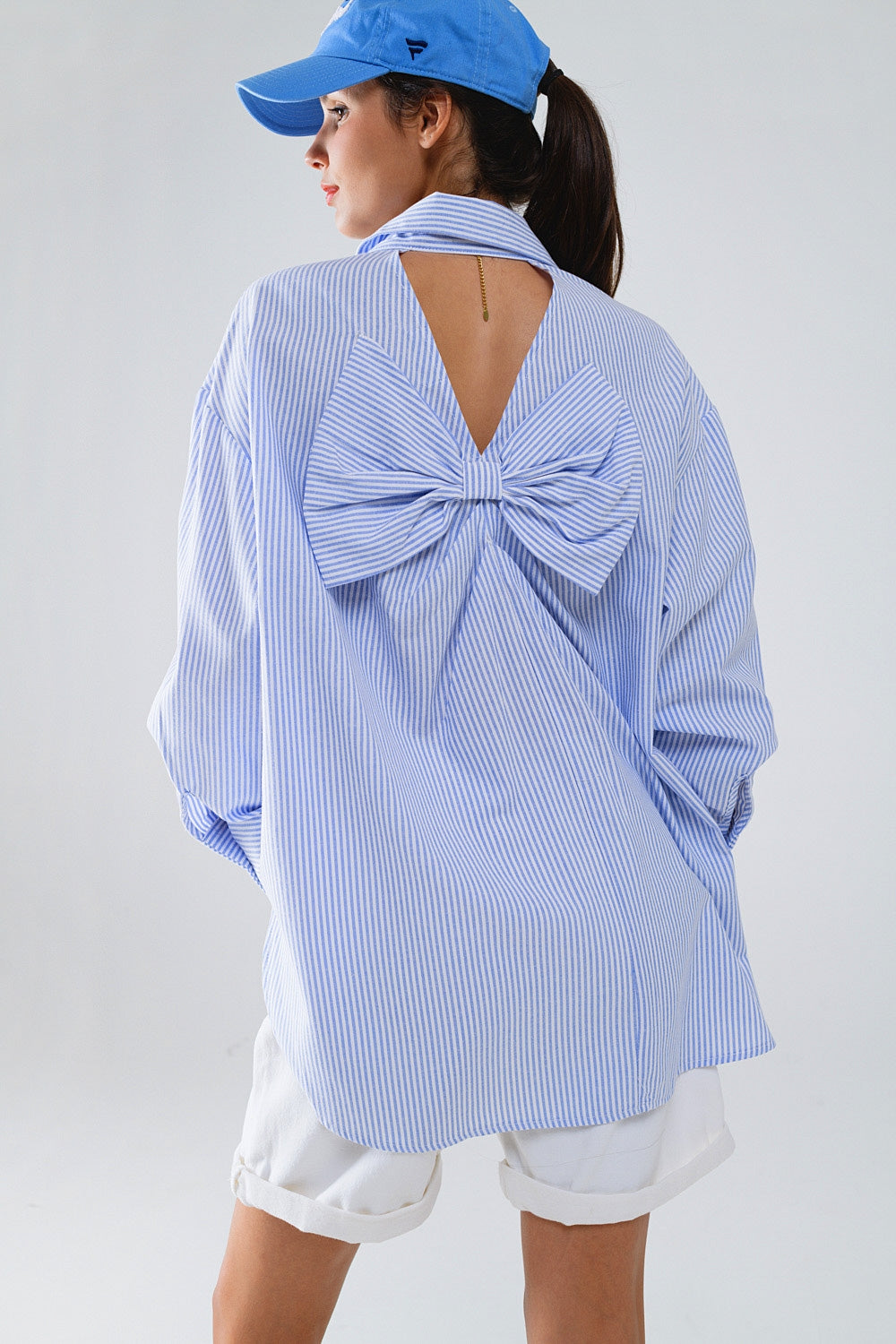 Camisa a rayas oversize de popelina con detalle de lazo en azul y blanco Q2