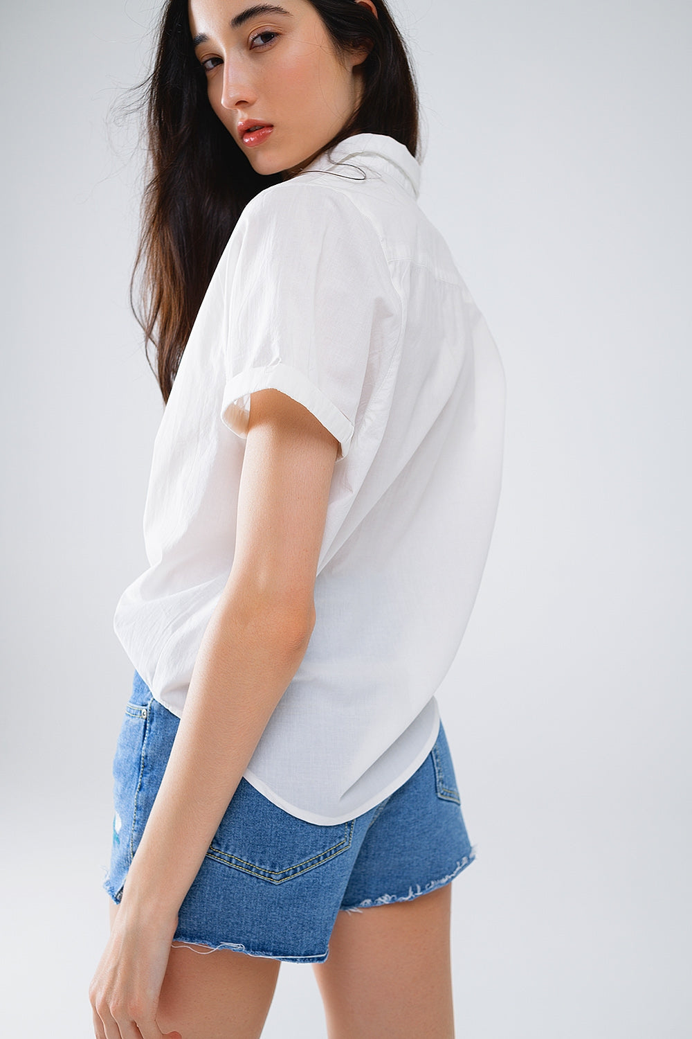 Camisa abotonada de manga corta en blanco Q2
