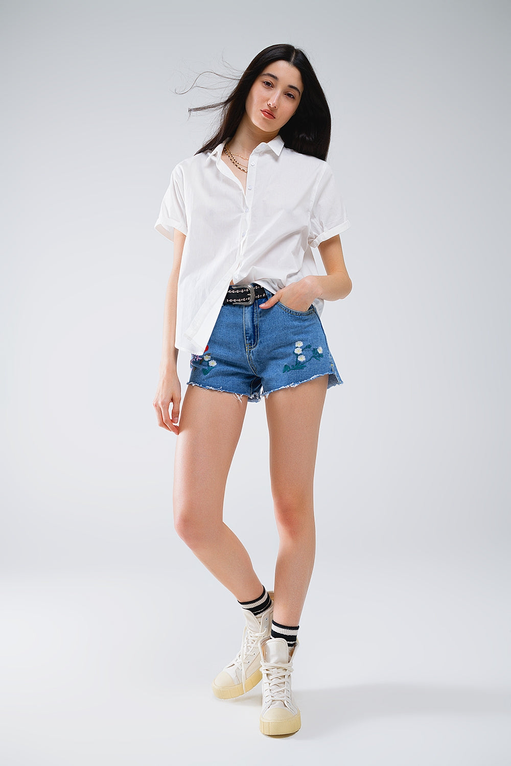 Camisa abotonada de manga corta en blanco Q2