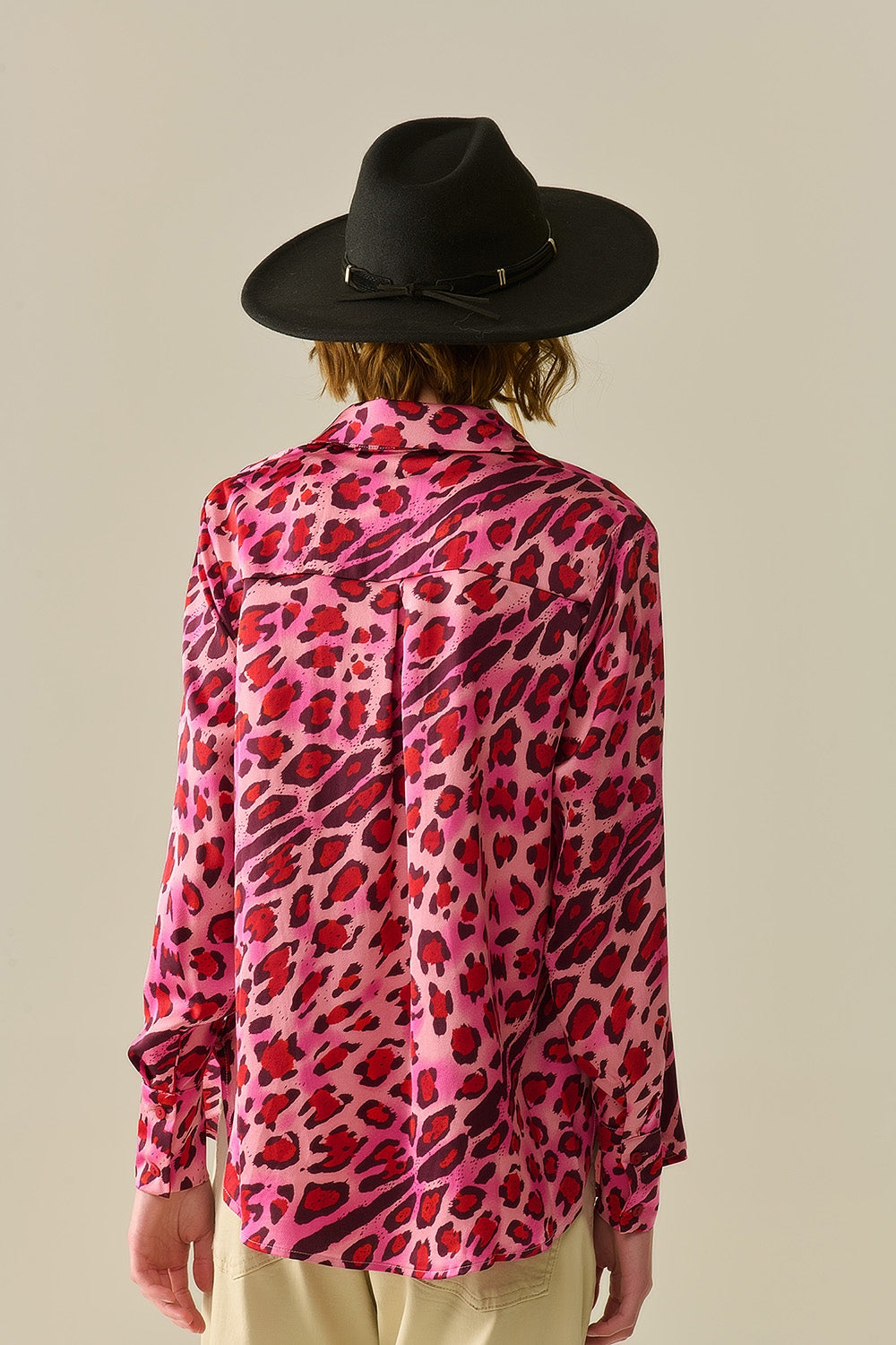 Camisa Abotonada en Estampado de Leopardo Fucsia Q2