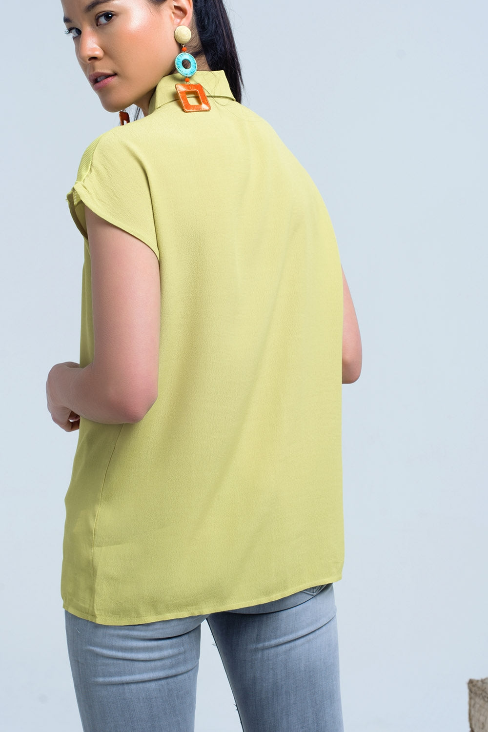 Camisa amarillacon detalle de rejilla Q2