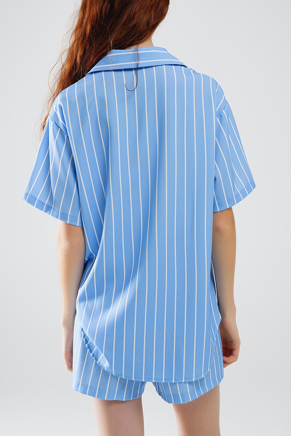 Camisa azul a rayas de manga corta Q2