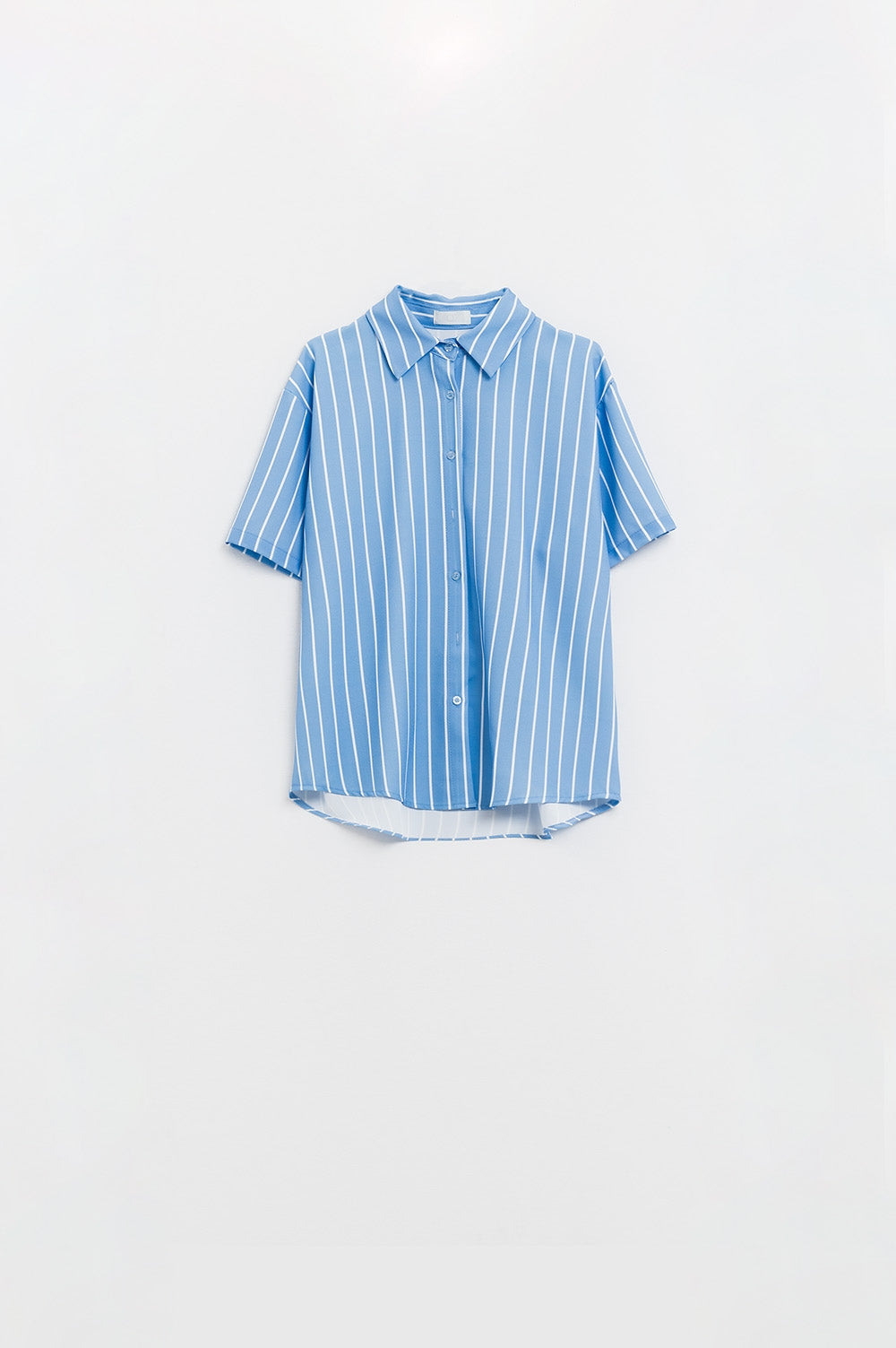 Camisa azul a rayas de manga corta Q2