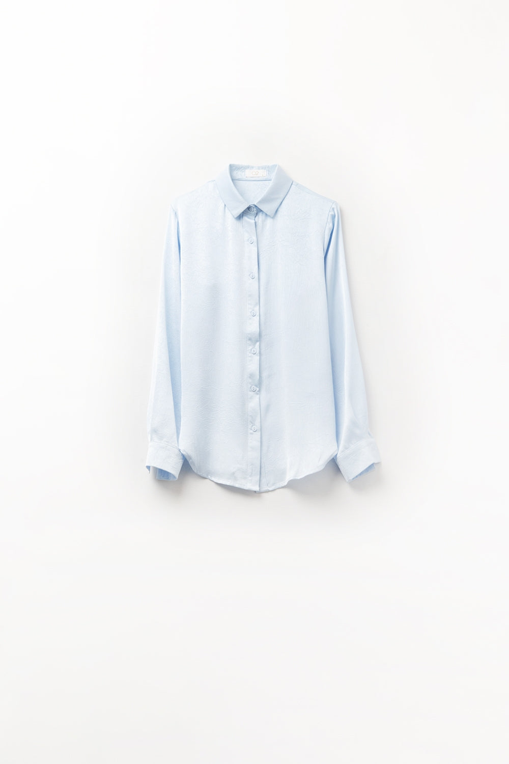 Camisa azul bebé abotonada en satén Q2