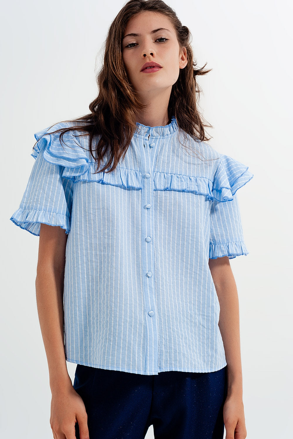 Camisa azul con detalle de volantes Q2