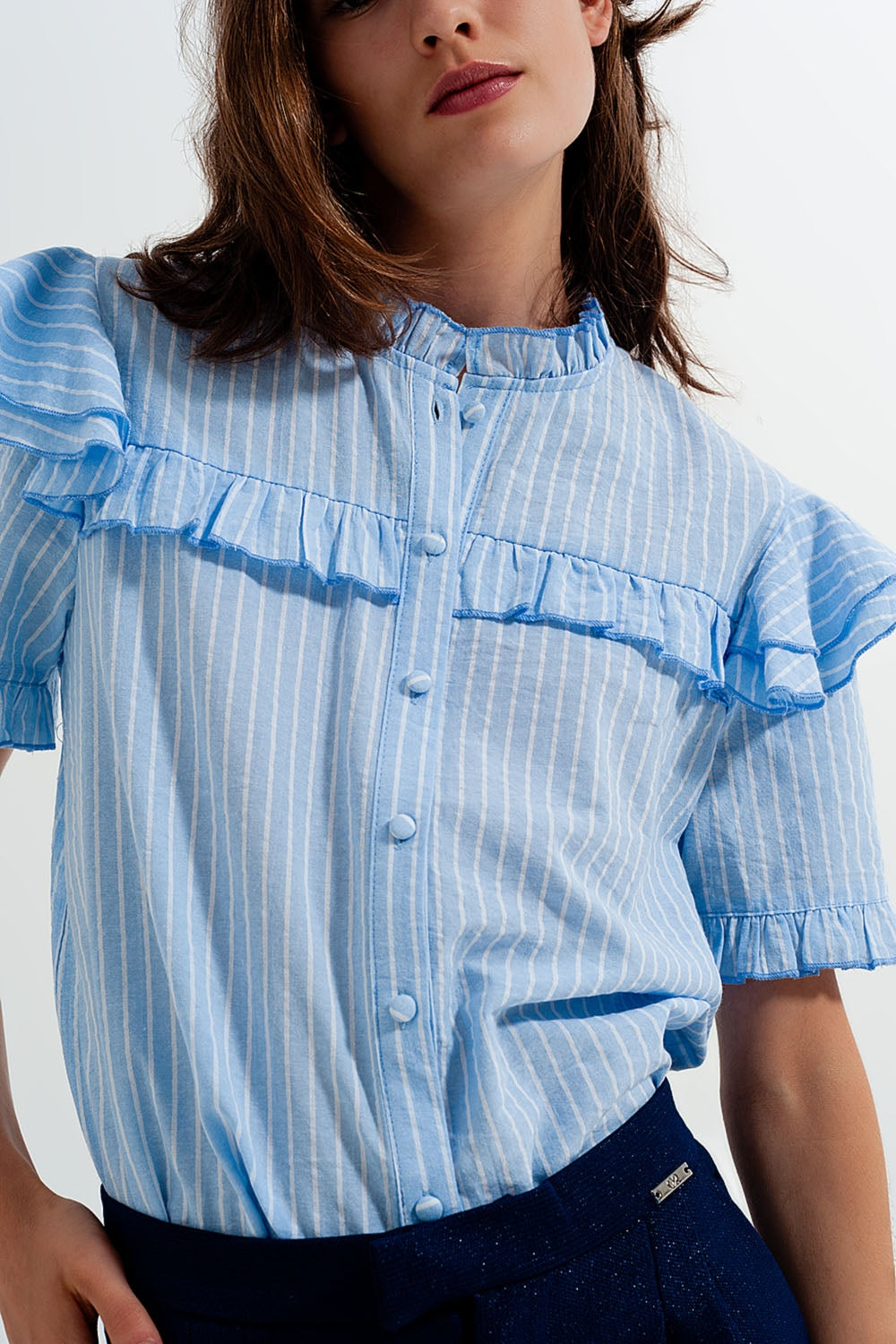 Camisa azul con detalle de volantes Q2