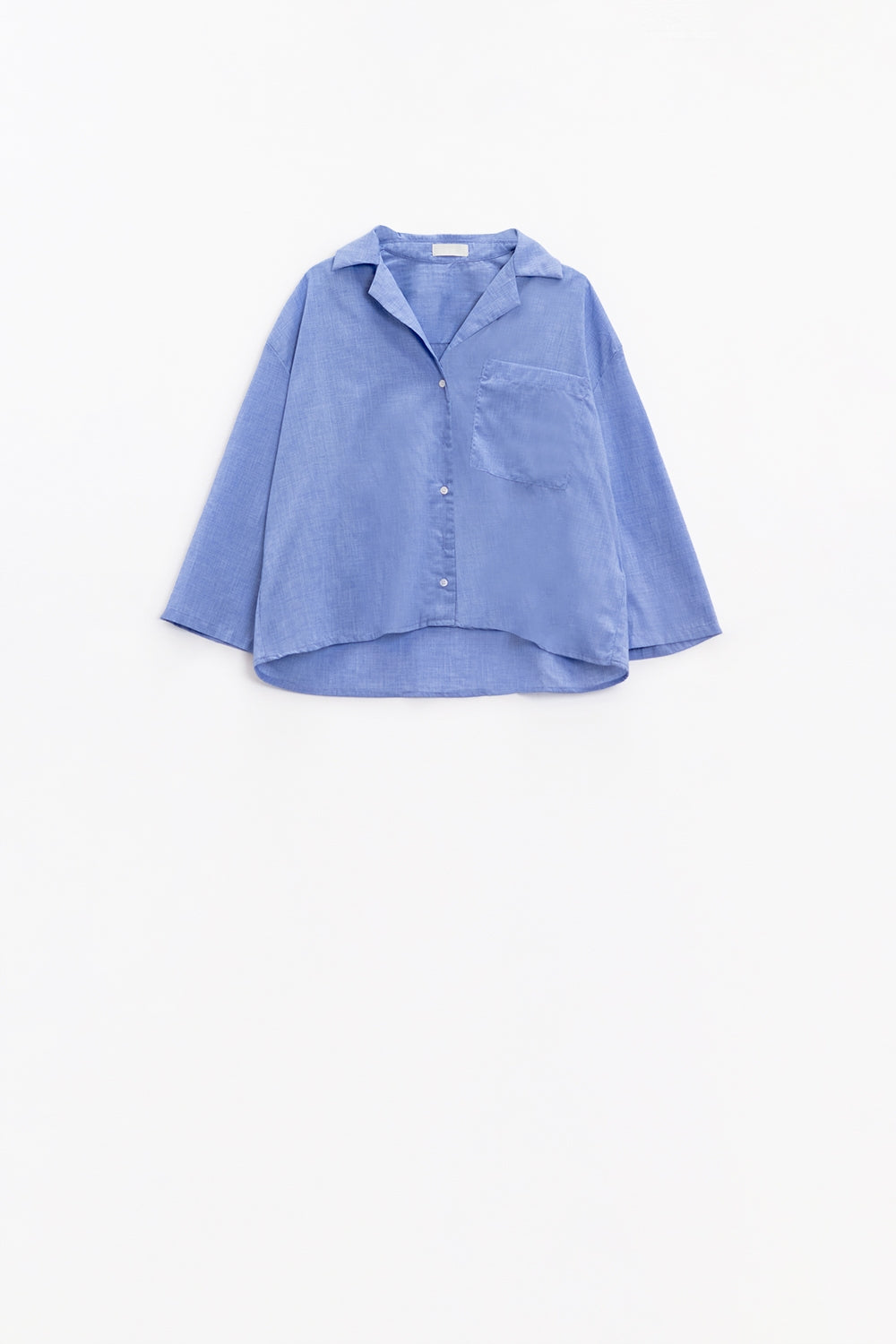 Camisa azul de manga ancha 3/4 con un bolsillo en el pecho Q2