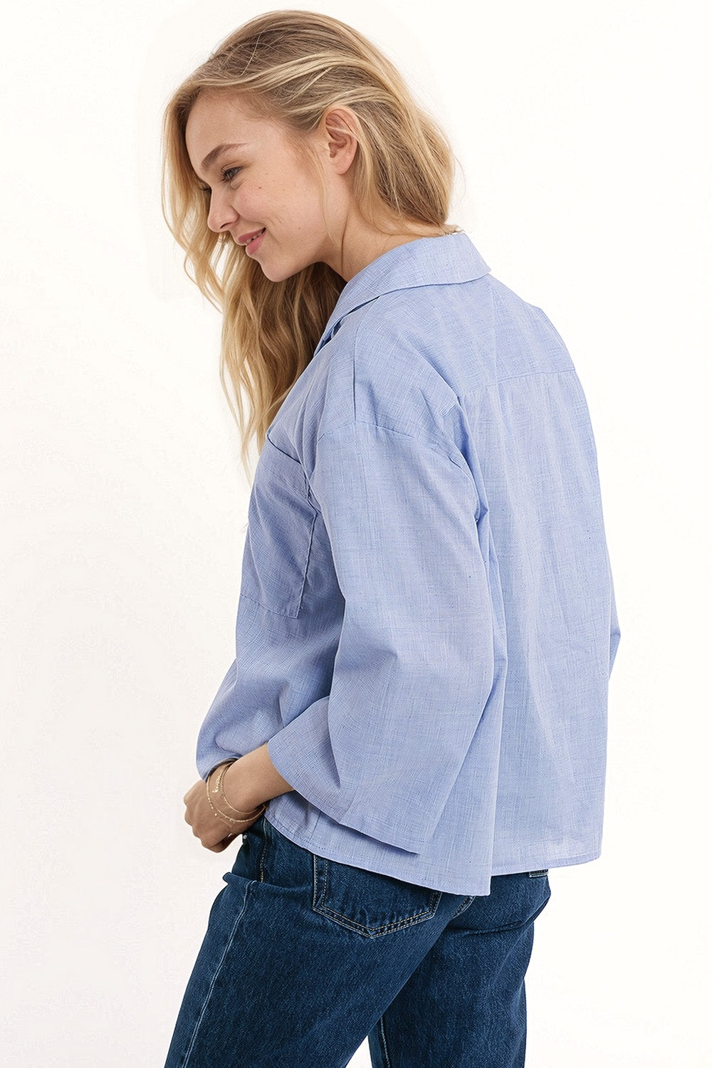 Camisa azul de manga ancha 3/4 con un bolsillo en el pecho Q2