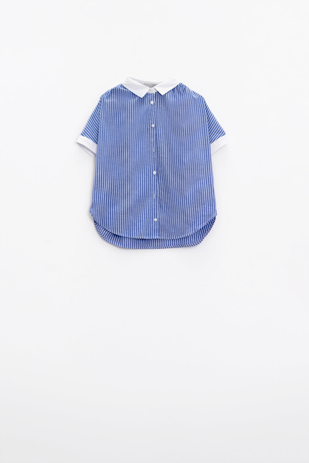 Camisa azul de manga corta y rayas verticales Q2