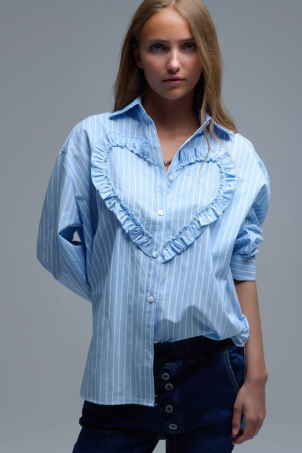 Camisa azul de rayas relajada con detalle de costura en forma de corazón Q2