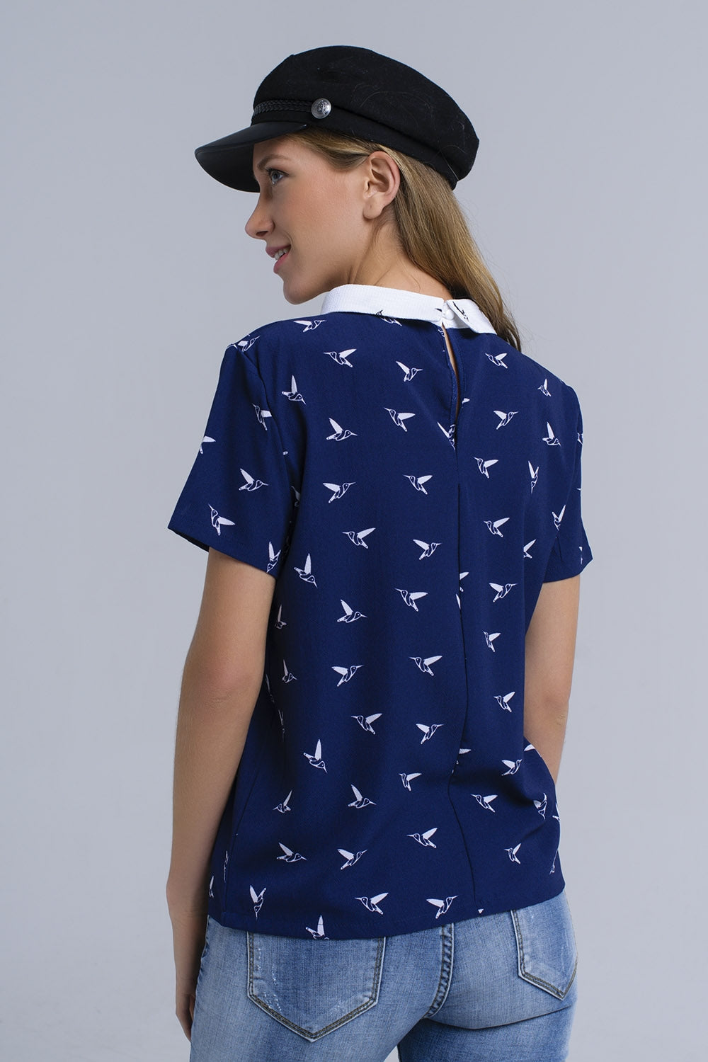Camisa azul marino con pájaros estampados blancos Q2