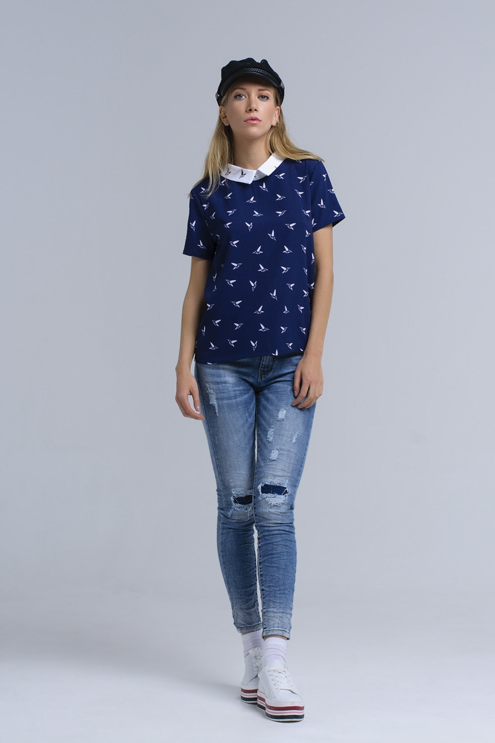 Camisa azul marino con pájaros estampados blancos Q2