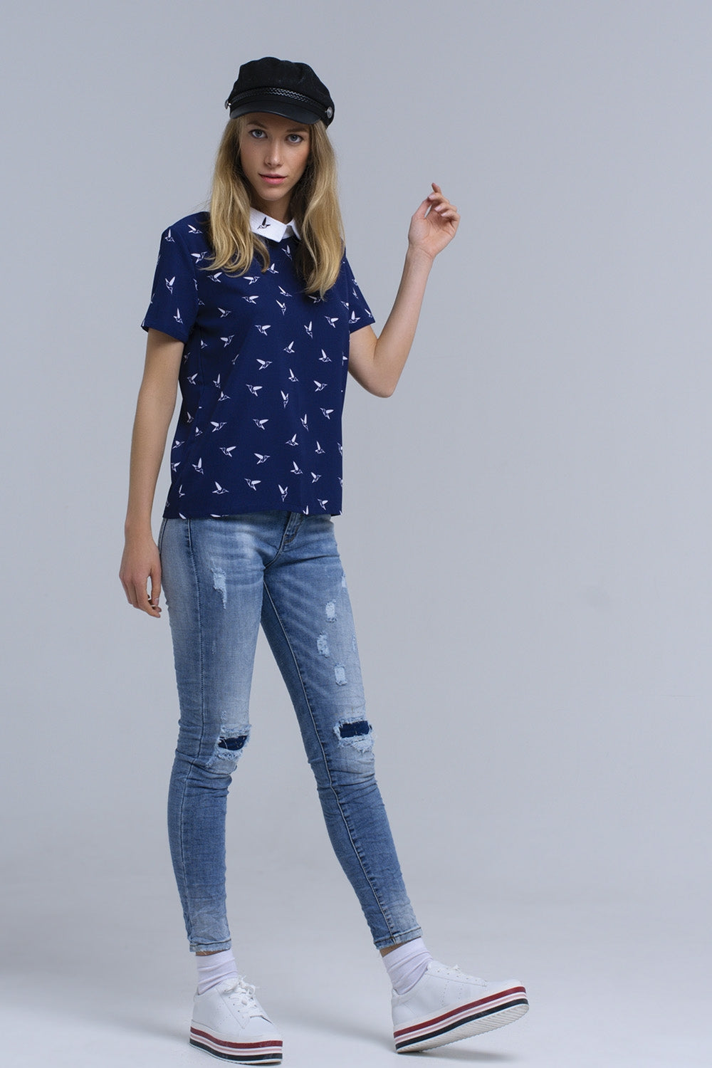 Camisa azul marino con pájaros estampados blancos Q2