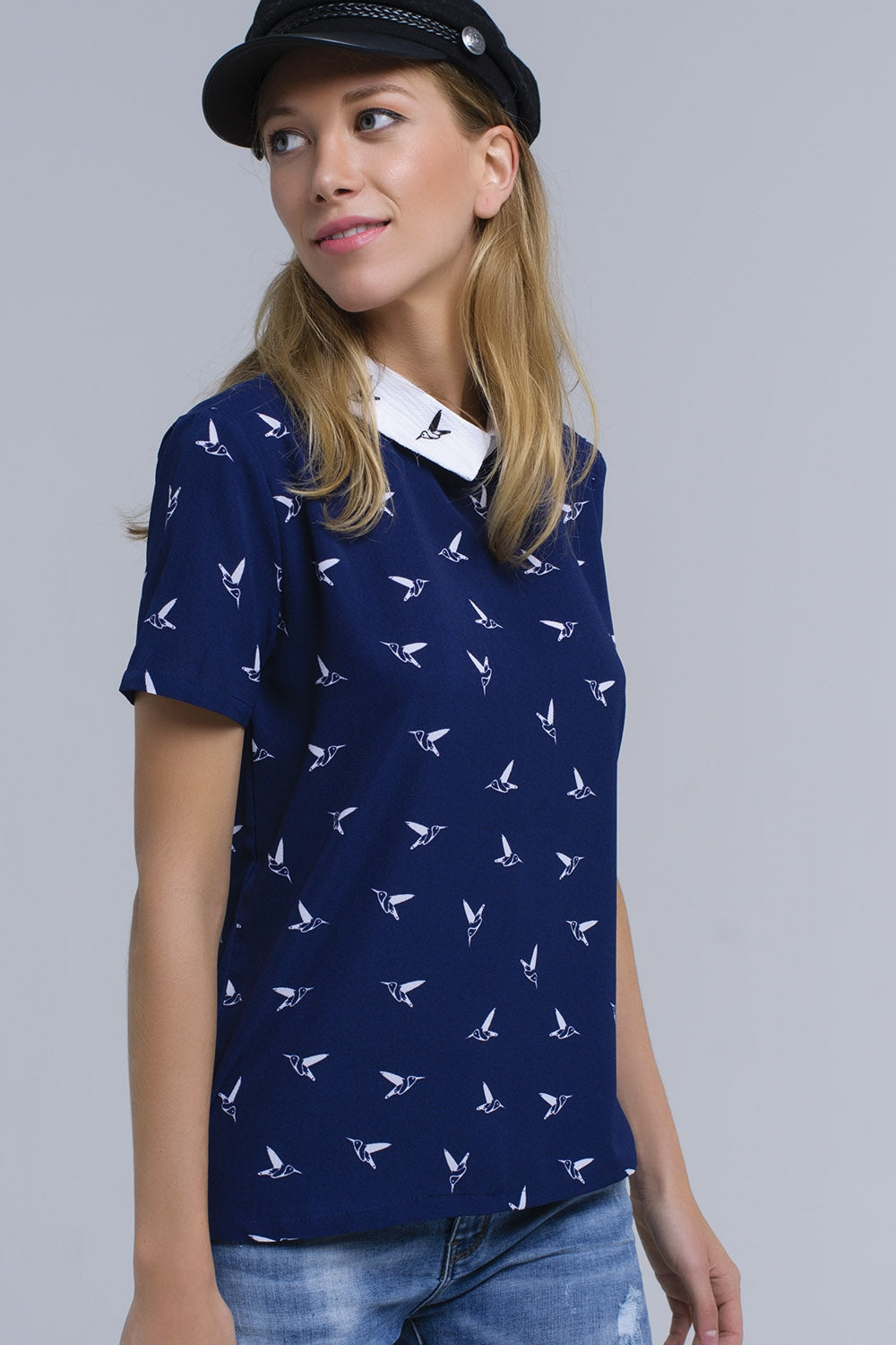 Camisa azul marino con pájaros estampados blancos Q2
