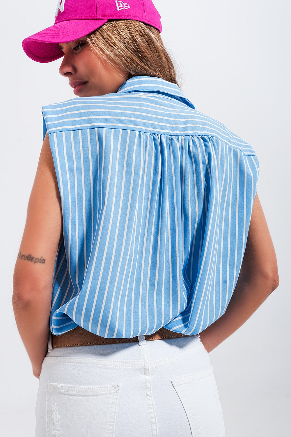 Camisa azul sin mangas a rayas Q2