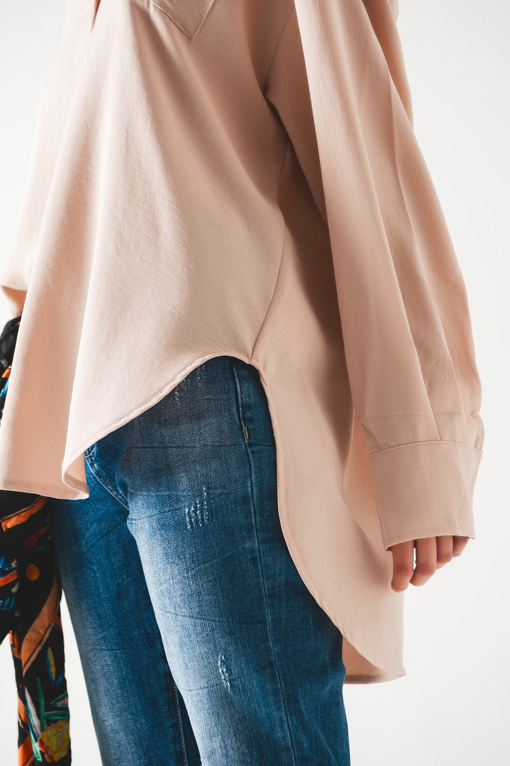 Camisa beige extragrande con detalle de bolsillo Q2