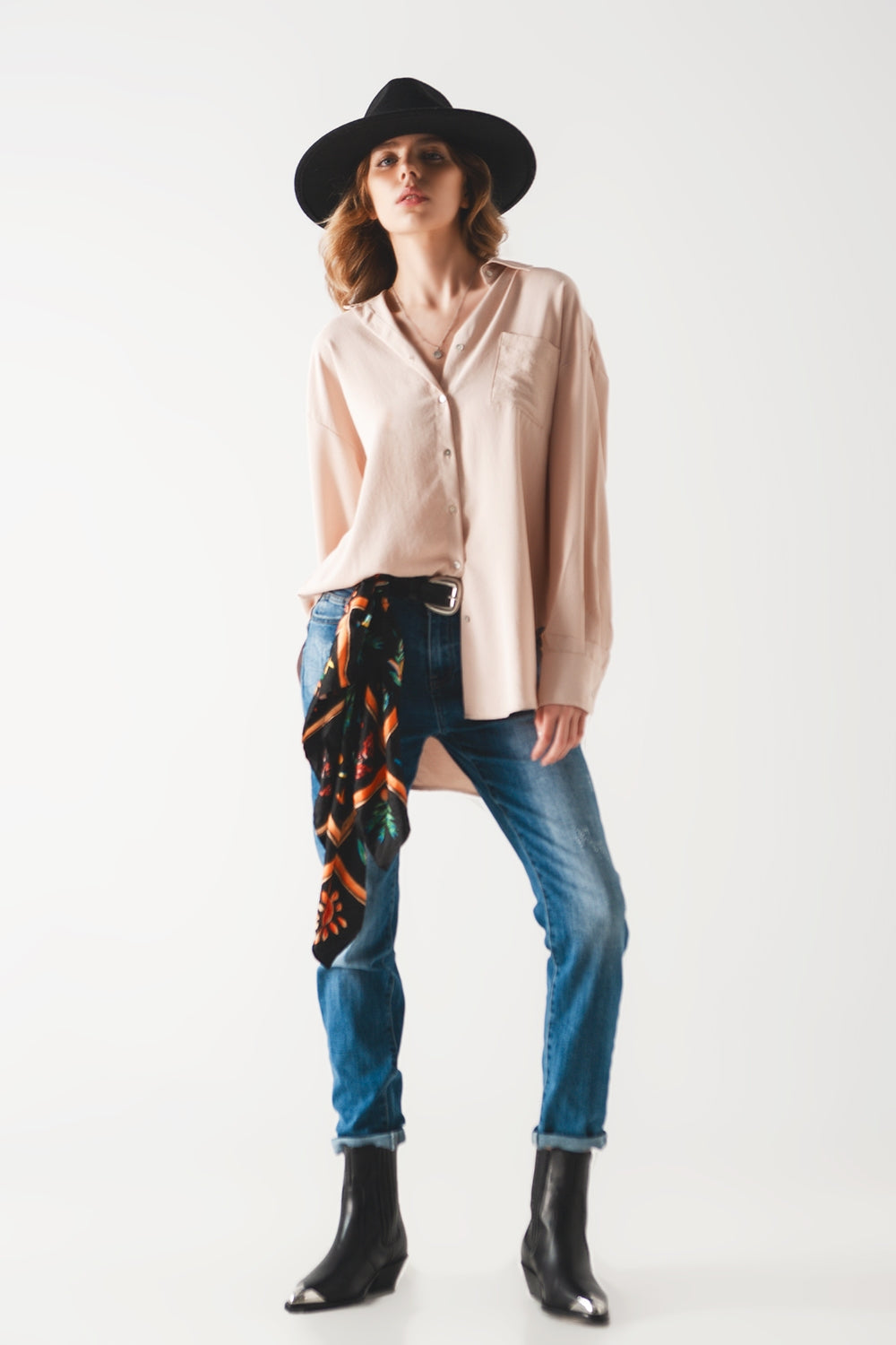Camisa beige extragrande con detalle de bolsillo Q2