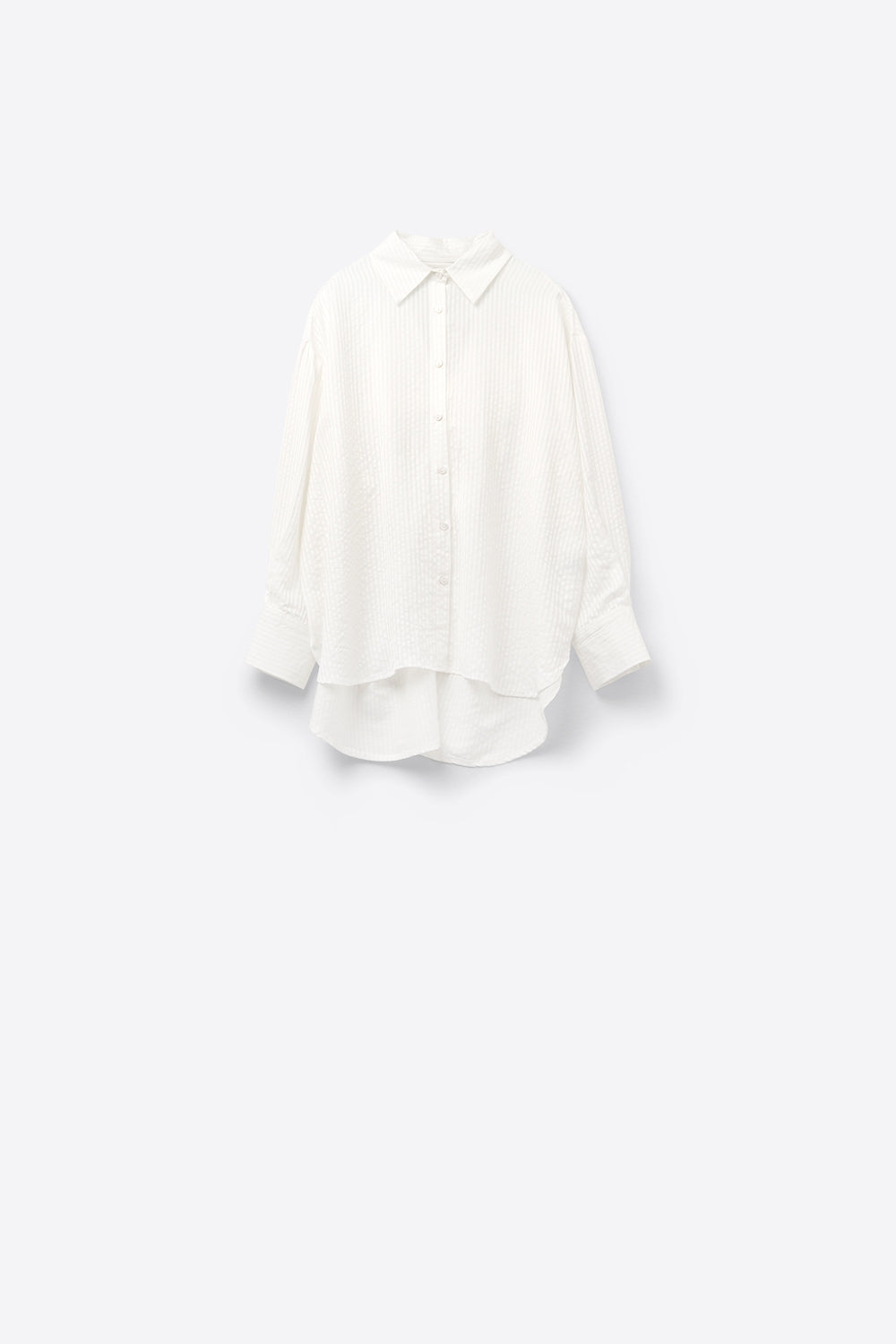 camisa blanca oversize con lazo en la espalda Q2