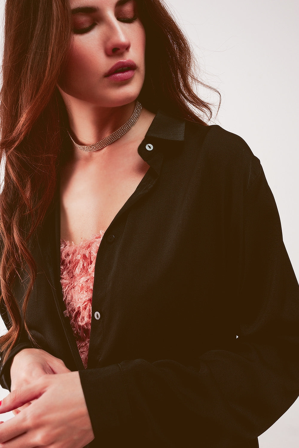 Camisa color negro holgada de manga larga de satén Q2