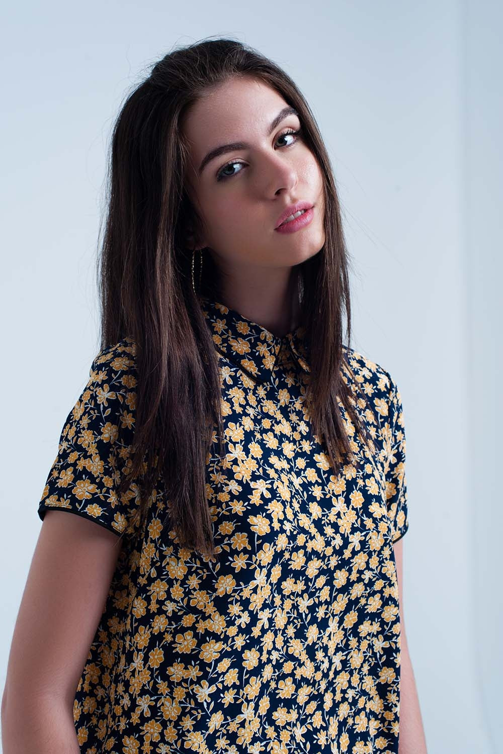 Camisa con estampado de flores amarillas Q2