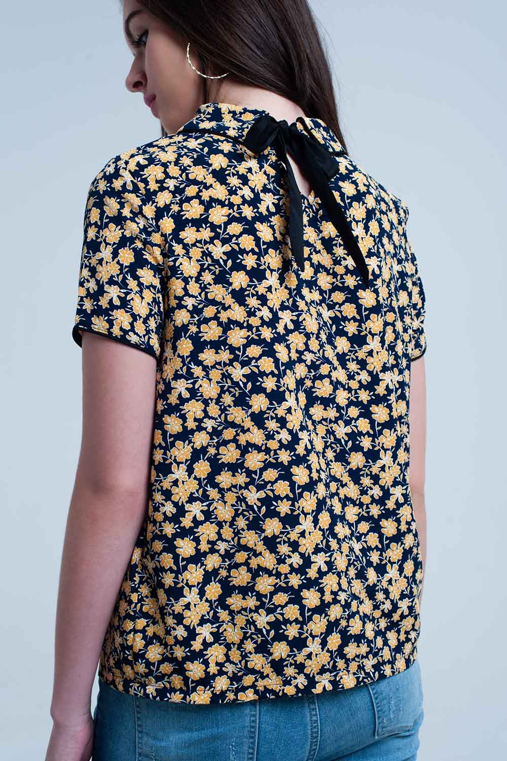 Camisa con estampado de flores amarillas Q2