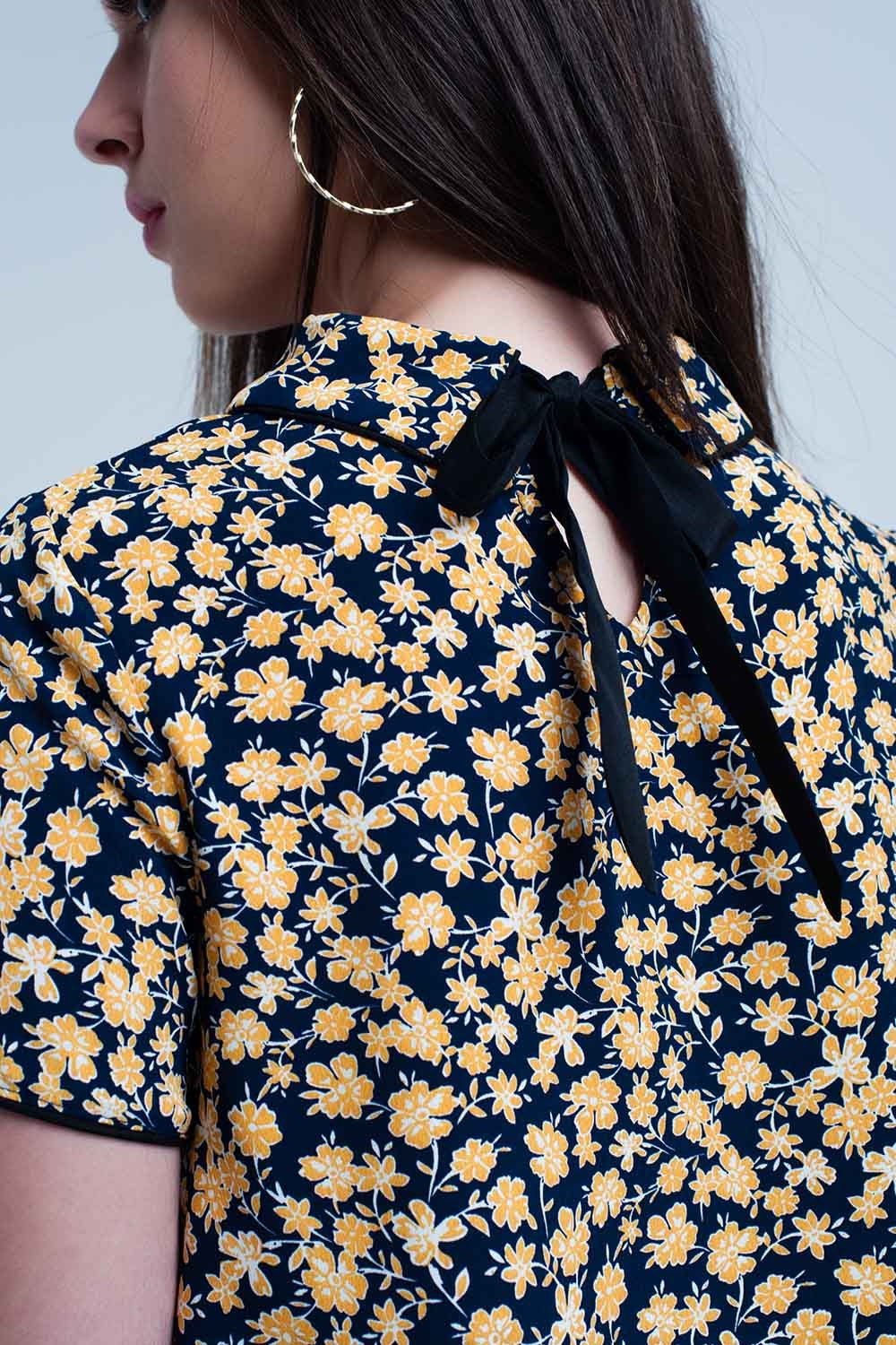 Camisa con estampado de flores amarillas Q2