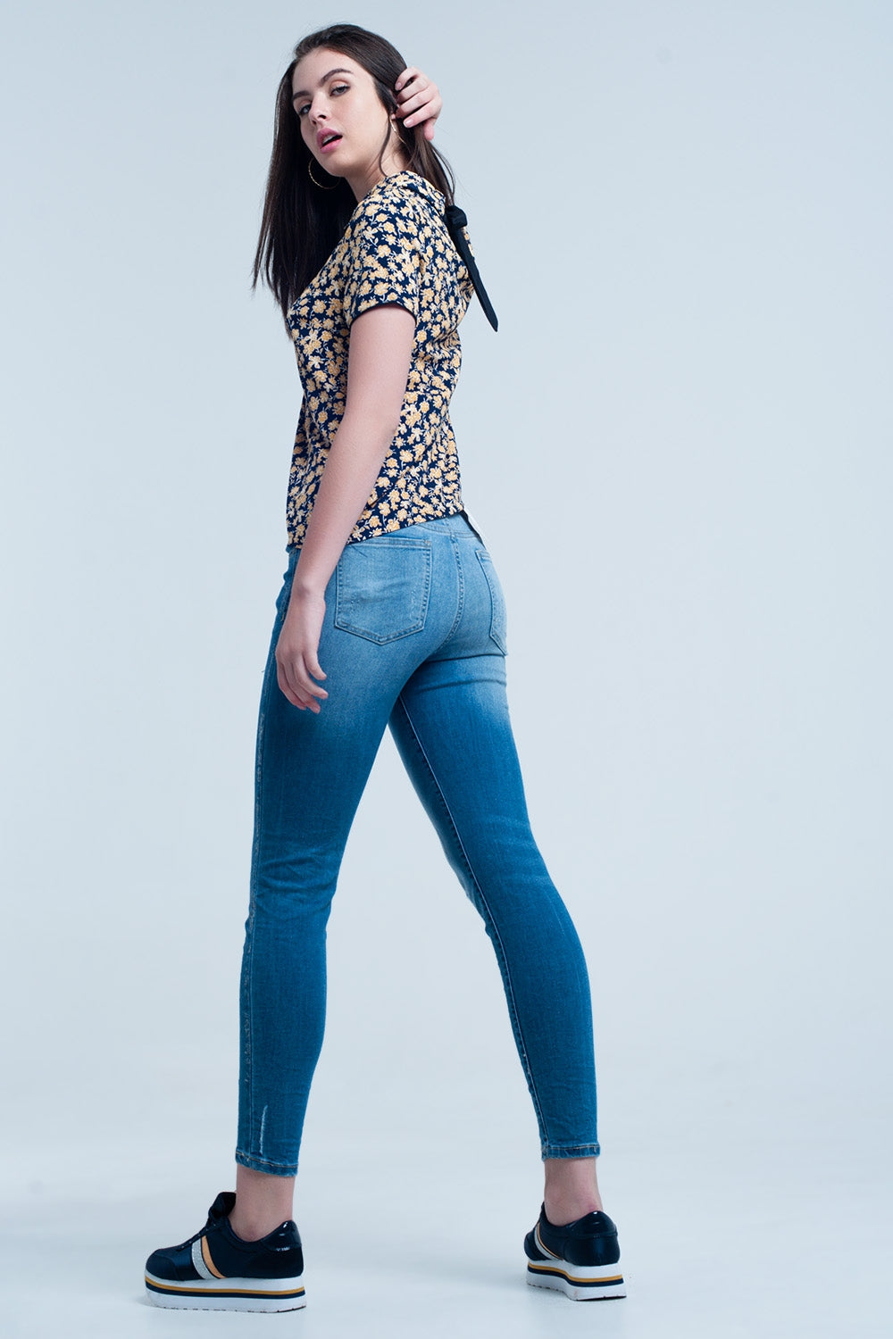 Camisa con estampado de flores amarillas Q2