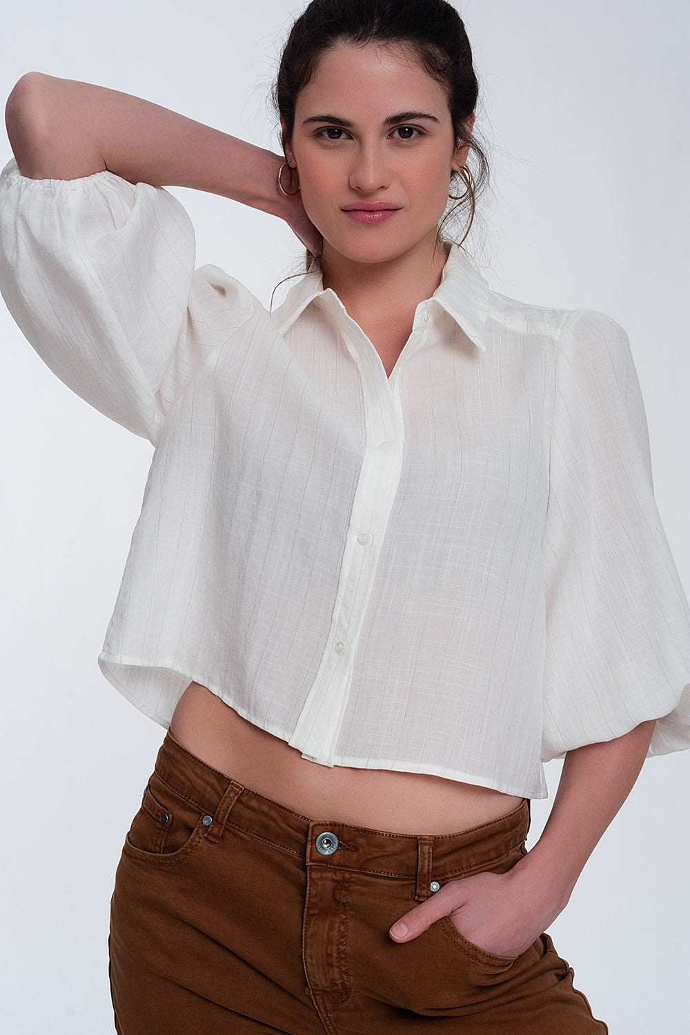 Camisa corta con manga abullonada en color crema Q2