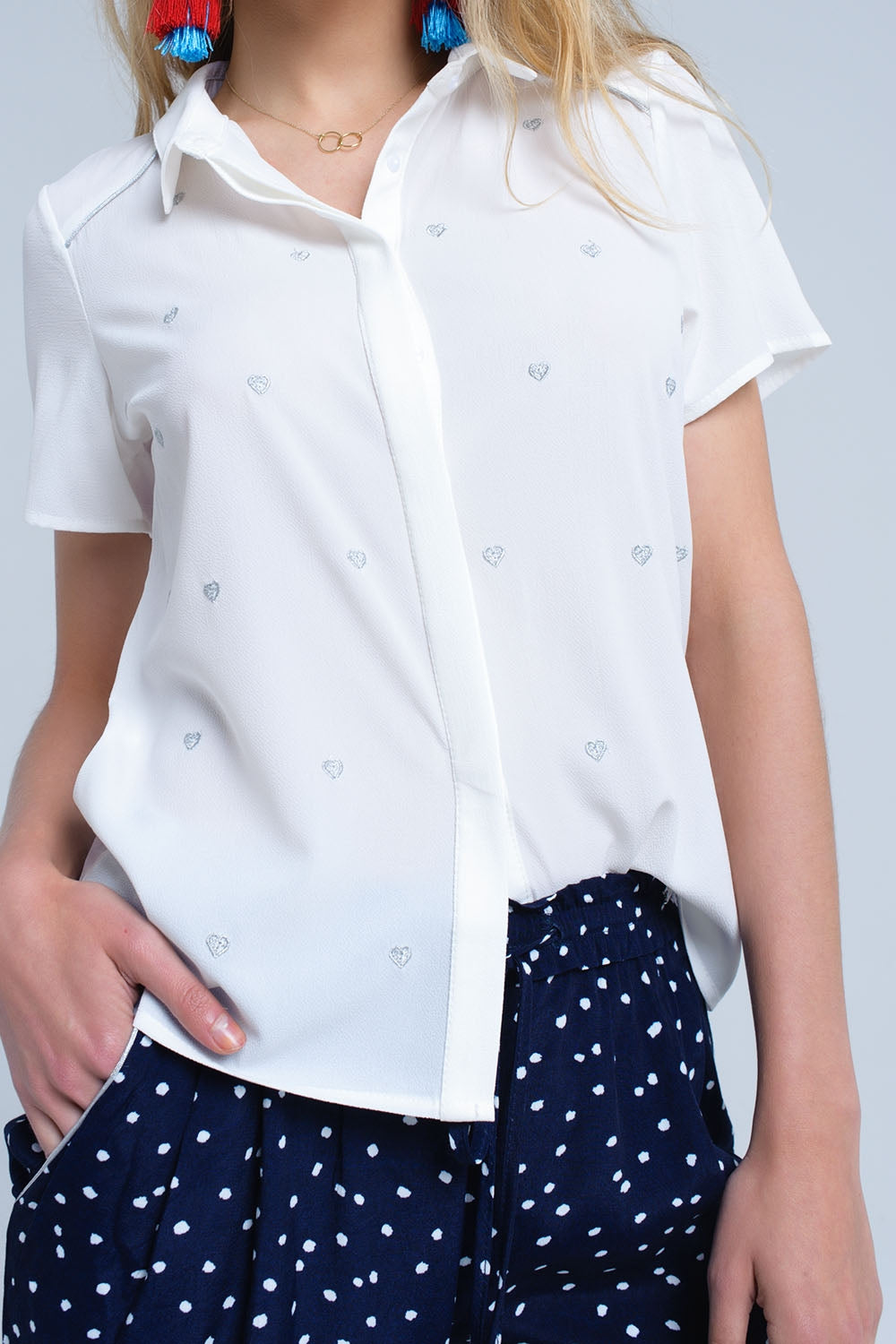 Camisa crema con bordado de corazones Q2
