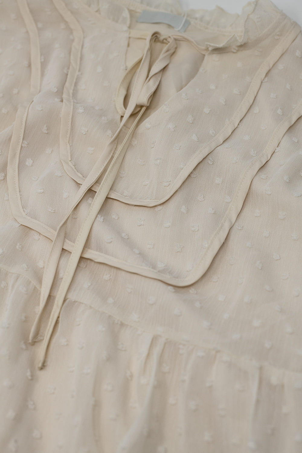 Camisa crema con diseño fruncido y mangas largas Q2